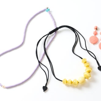 大人の色の取り入れ方アクセサリー編