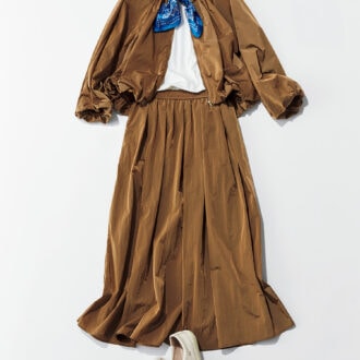 ブルゾン￥6,930、スカート￥5,940、カットソー￥2,970、キャップ（UPF50）￥2,420／すべてクロス ファンクション、スカーフ￥29,700／マニプリ（ピモンテ）、スニーカー￥24,200／アキレス・ソルボ（アキレスお客様相談室）