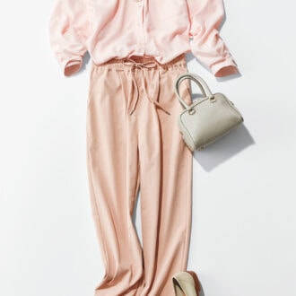 シャツ￥4,400、パンツ￥2,970、パールネックレス￥2,949／すべてクロス ファンクション、バッグ￥22,000／オウレンティ、シューズ￥16,500／エネス（ともにセムインターナショナル）