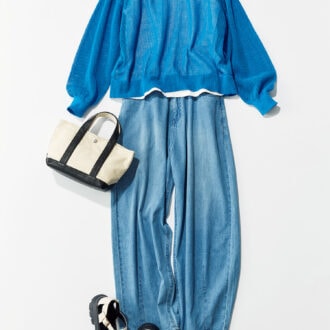 ニットとタンクトップのセット￥4,400、デニムパンツ￥3,960／すべてクロス ファンクション、バッグ￥11,000／ザ バグマティ、サンダル￥23,100／モヒ（ともにセムインターナショナル）、ネックレス￥26,400、イヤリング￥33,000／ラダ（ともにピモンテ）