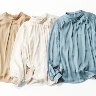 サテンブラウス各￥4,950／イディット（フェリシモ）
