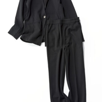 ジャケット￥7,689、パンツ￥5,489／ともにイディット（フェリシモ）