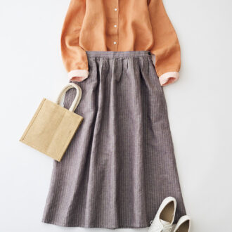 ストライプヘンプコットンスカート¥4,990、ジュートバッグ¥299、シューズ¥5,990 ／すべて無印良品 銀座