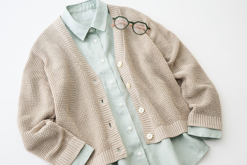 ヘンプ混カーディガン¥4,990／無印良品 銀座、メガネ／スタイリスト私物