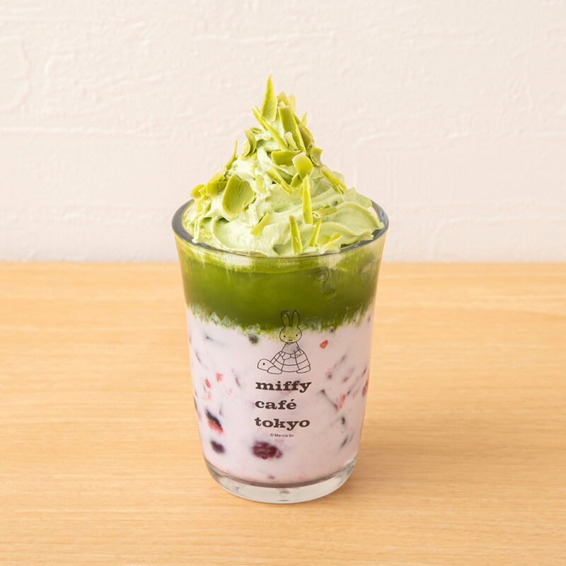 ミッフィーカフェ トーキョー ラテ〜抹茶ベリー〜　790円（税込）
