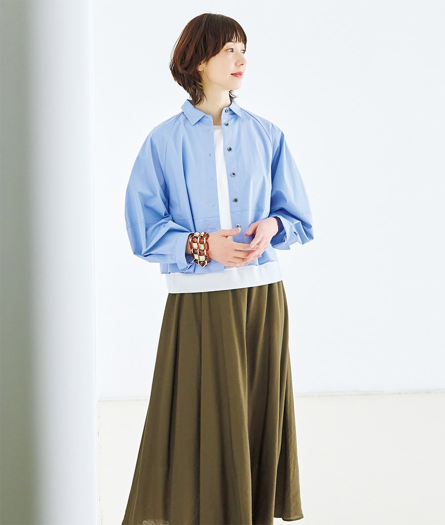 シャツ￥7,990、インのカットソー￥5,990、ワイドパンツ（5月発売予定）￥6,990／すべてアンフィーロ（オンワード樫山）、ブレスレット￥25,300／シルビア・ネッキ（ピモンテ）