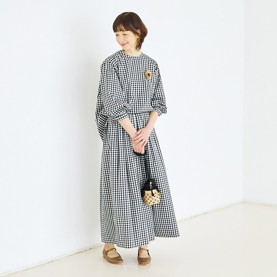 ブラウス￥22,000、スカート￥26,400／ともにレリル（マイク・グレー）、ブローチ￥8,580、パンプス￥27,500／ともにピモンテ、バッグ￥71,500／ル ナイン（ピモンテ）