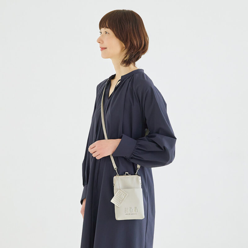上品なベージュカラーが大人の春の装いにマッチ！