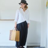 【スナップ】「ユニクロ」の定番シャツは小物で遊ぶ！ 軽やかな初夏のモノトーンコーデ