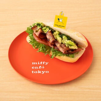 アボカドとスモークベーコンのサンドイッチ　1390円（税込）