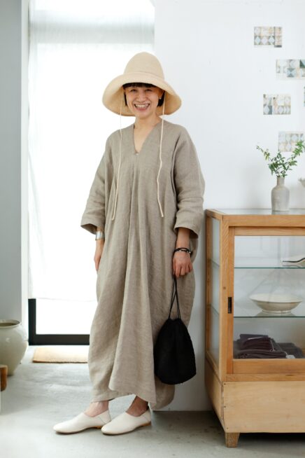 【スナップ】美シルエットのリネンワンピースが主役！ 手仕事の温かみにほっこり