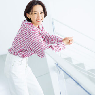 シャツ¥39,600、デニム¥36,300／ともにビソウン（スリーテン）、ネックレス¥48,400、ピアス¥26,400 ／ともにプラウ（プラウ）