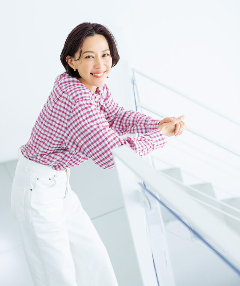 シャツ¥39,600、デニム¥36,300／ともにビソウン（スリーテン）、ネックレス¥48,400、ピアス¥26,400 ／ともにプラウ（プラウ）