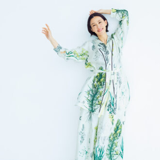 ブラウス¥64,900、スカート¥39,600／ともにマニプリ、シューズ¥86,900／ネブローニ、ネックレス¥22,000／バー ジュエリー（エルディスト ショールーム）