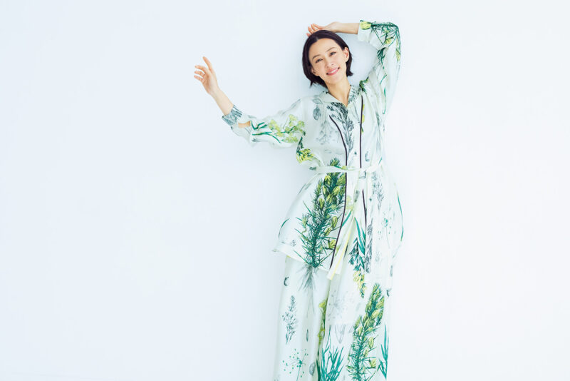ブラウス¥64,900、スカート¥39,600／ともにマニプリ、シューズ¥86,900／ネブローニ、ネックレス¥22,000／バー ジュエリー（エルディスト ショールーム）