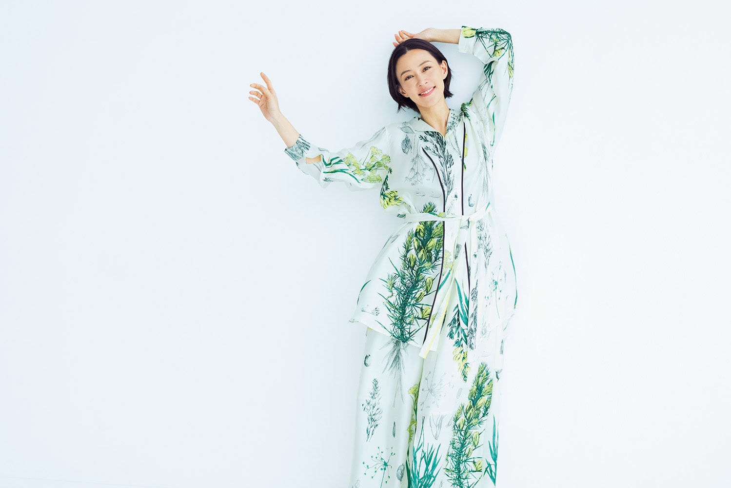ブラウス¥64,900、スカート¥39,600／ともにマニプリ、シューズ¥86,900／ネブローニ、ネックレス¥22,000／バー ジュエリー（エルディスト ショールーム）