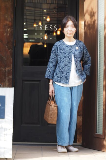 【スナップ】花柄の刺しゅうに心弾む！ ジャケットとかごバッグで和の雰囲気香る着こなしに