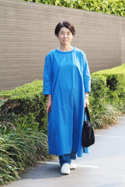 【スナップ】50代の初夏のお出かけは心地よさをまとうリラックススタイルがベスト
