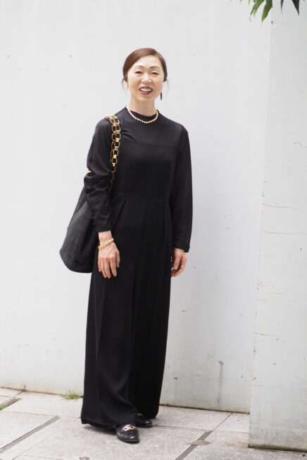 【スナップ】オールブラックコーデに視線集中！ TPOを意識した50代の洋服選び