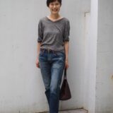 【スナップ】挿し色の「ボルドー」で魅力倍増！ あか抜けが叶う肌見せの極意とは？