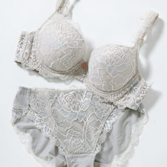 フロラーレ バイ トリンプ フロラーレ バイ トリンプ1100 3/4カップブラジャー￥11,550、レギュラーショーツ￥5,280／ともにトリンプ
