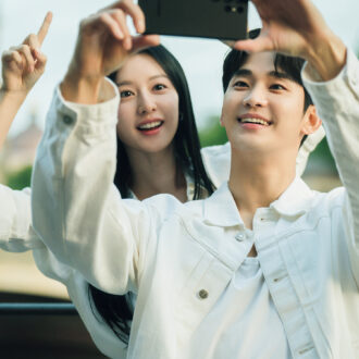Netflixシリーズ『涙の女王』独占配信中 김수현（キム・スヒョン） 結婚生活の危機を迎えた財閥夫婦の物語。大ヒットドラマ『愛の不時着』の脚本家と監督が再びタッグを組んだ作品として注目された。