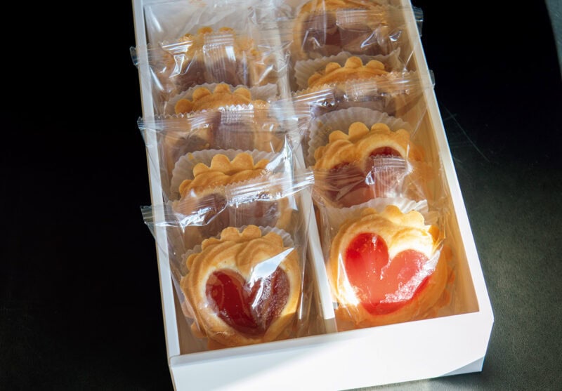 ドライケーキの一番人気ヴィクトリアをハートの形にアレンジした商品。いちごジャムは産地指定のいちごをウエストの特注でオーダーしたオリジナルです。