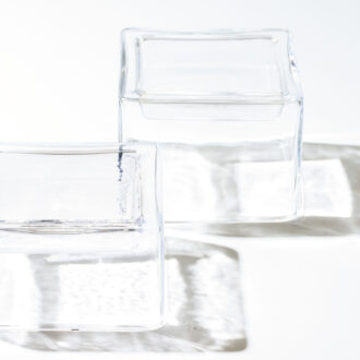 ハコニワ 立体角皿（M） （縦12×横12×高さ7cm）¥6,600、立体角皿（L）（縦12×横12×高さ9cm） ¥7,700／Sghrスガハラ