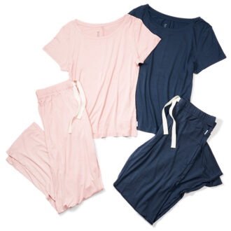 Tシャツ￥3,900、パンツ￥6,900（右Storm、左Dusty Pink）／Boody（ジョリコエンタープライズ日本支店）