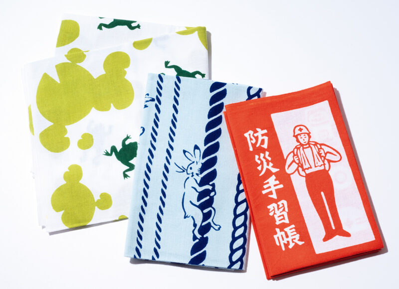 （右から）防災手帳、鳥獣戯画小紋 縄縞 水色、カエル各￥1,430／かまわぬ
