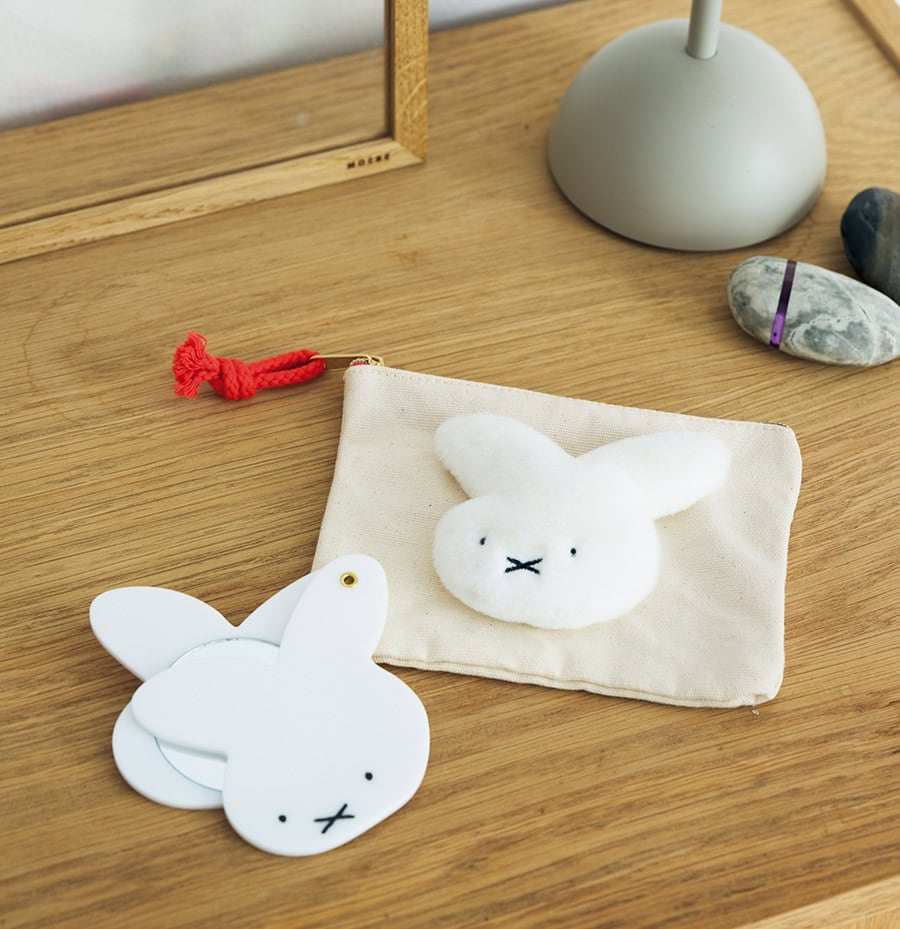 ポーチ （幅14×高さ11㎝）￥2,200、スライドミラー￥1,980／ともにエフエービージャパン
