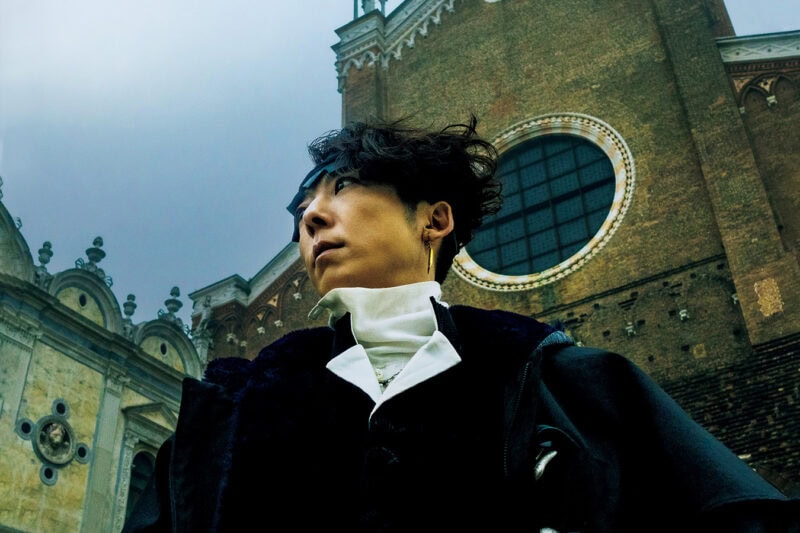 〔 映画 〕 『岸辺露伴は動かない 懺悔室』 原作：荒木飛呂彦「岸辺露伴は動かない 懺悔室」（集英社ジャンプ コミックス刊） 監督：渡辺一貴　脚本：小林靖子　出演：高橋一生　 飯豊まりえ／玉城ティナ　戸次重幸　大東駿介／井浦新 配給：アスミック・エース　5月23日（金）ロードショー © 2025『岸辺露伴は動かない 懺悔室』製作委員会 © LUCKY LAND COMMUNICATIONS/ 集英社