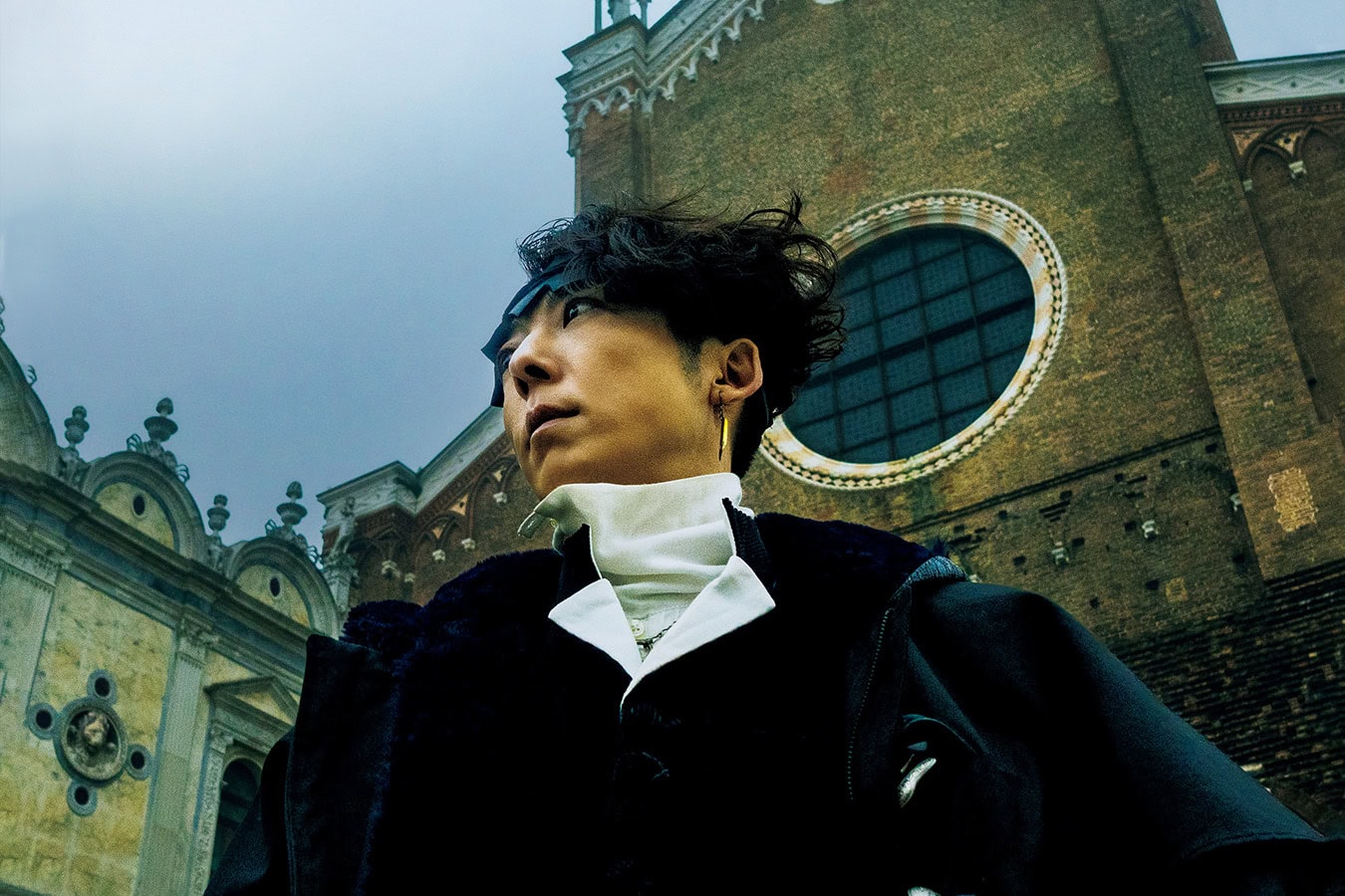 〔 映画 〕 『岸辺露伴は動かない 懺悔室』 原作：荒木飛呂彦「岸辺露伴は動かない 懺悔室」（集英社ジャンプ コミックス刊） 監督：渡辺一貴　脚本：小林靖子　出演：高橋一生　 飯豊まりえ／玉城ティナ　戸次重幸　大東駿介／井浦新 配給：アスミック・エース　5月23日（金）ロードショー © 2025『岸辺露伴は動かない 懺悔室』製作委員会 © LUCKY LAND COMMUNICATIONS/ 集英社