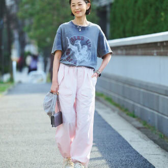 ラフなプリントTシャツに合わせたのは、今季購入の「ティッカ」のカーゴパンツ。やわらかなベビーピンクでほんのり甘さをプラス。