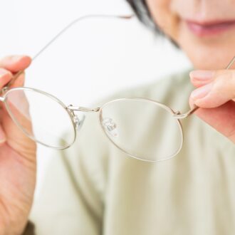 【老眼の疑問】疲れ目、かすみ目、ピントのぼやけは老眼の始まり。大人のための目のエイジングとの向き合い方