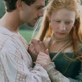 ケイト・ブランシェットがエリザベス女王を演じた歴史大作。『エリザベス』© 1998 Universal Studios. All Rights Reserved.