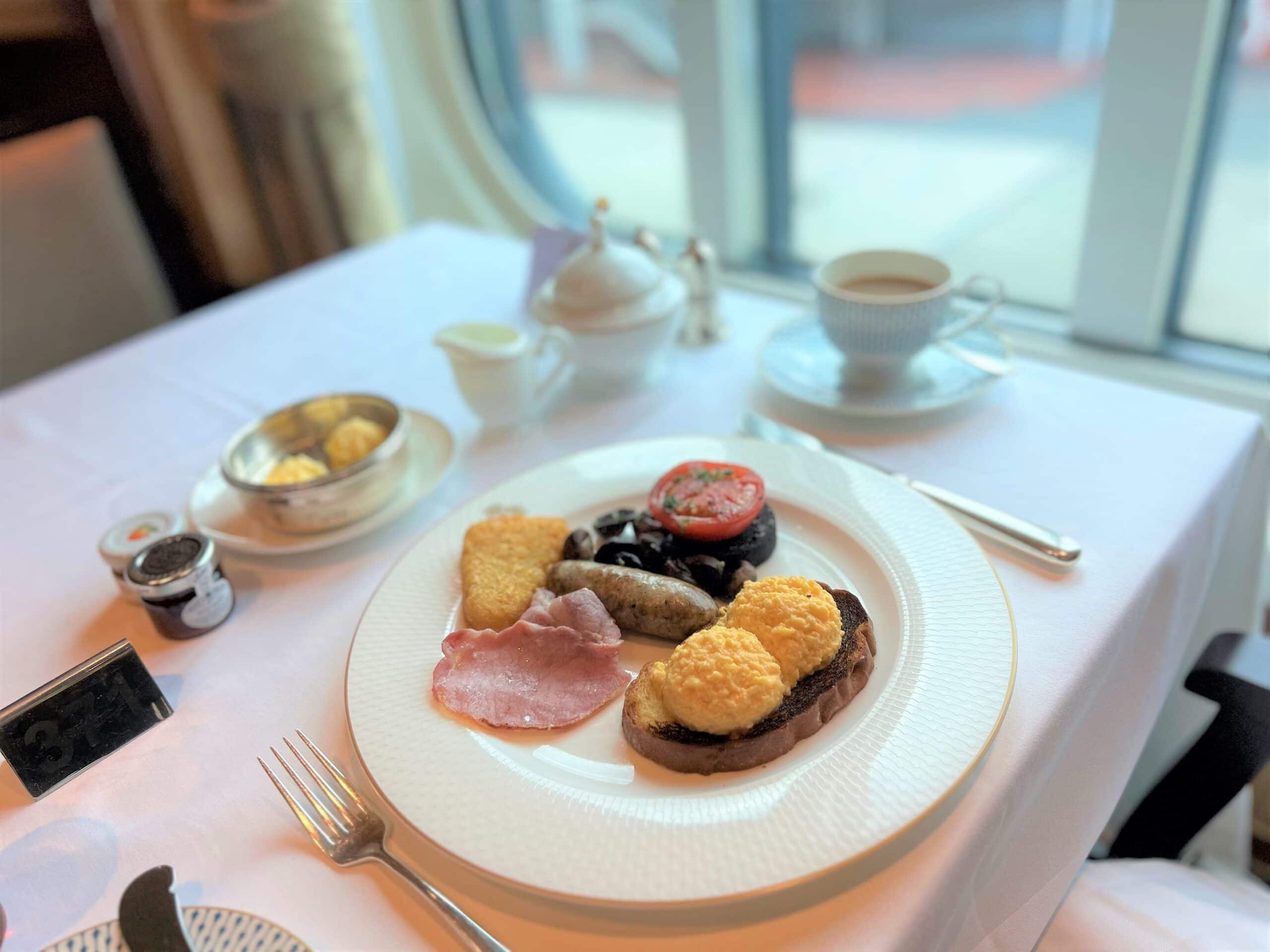 大人の船旅】豪華な英国式の食事やアフタヌーン・ティーに舌鼓