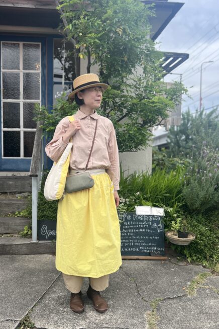 【スナップ】大阪のカフェで出会った、巧みな色使いのナチュラルスタイル