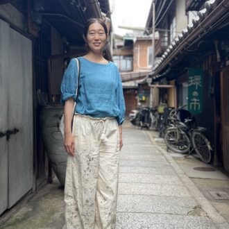 【スナップ】京都・西陣の路地裏で見つけた、さわやかなブルー＆ホワイトパンツのシンプルコーデ