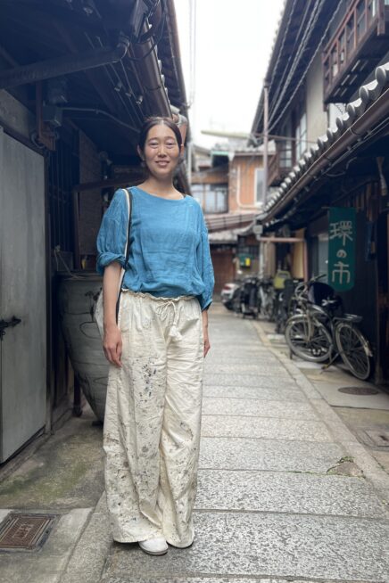 【スナップ】京都・西陣の路地裏で見つけた、さわやかなブルー＆ホワイトパンツのシンプルコーデ
