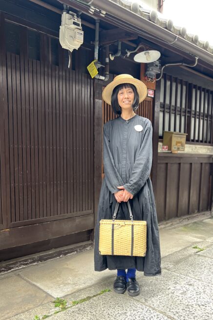 【スナップ】京都・宇治のおしゃれ上級者は、服も小物も「つくり手の顔が見える日本のもの」を選ぶ