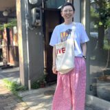 【スナップ】京都のカフェでキャッチ！ロゴトートで仕上げる色遊びの達人