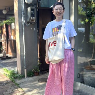 【スナップ】京都のカフェでキャッチ！ロゴトートで仕上げる色遊びの達人