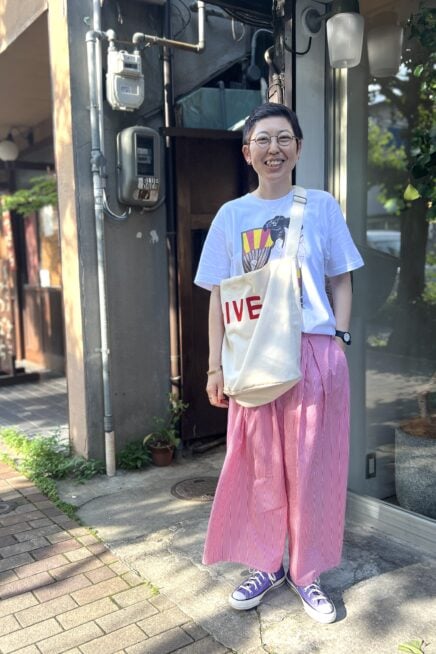 【スナップ】京都のカフェでキャッチ！ロゴトートで仕上げる色遊びの達人