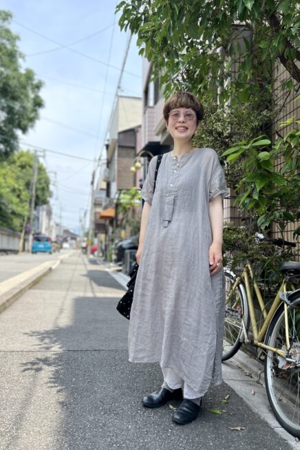 【スナップ】湿度の高い京都の夏の救世主！  軽いラミー素材のシャツワンピースで涼やかに