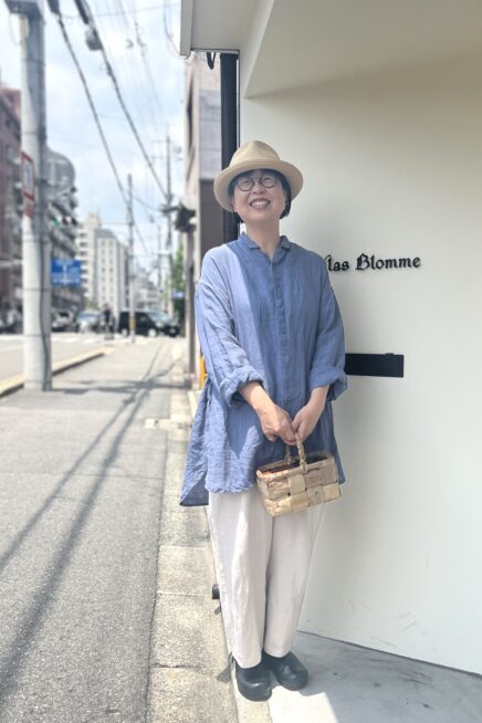 【関西スナップ】帽子とサングラスは夏の必需品。50代の上質でシンプルなお手本コーデ