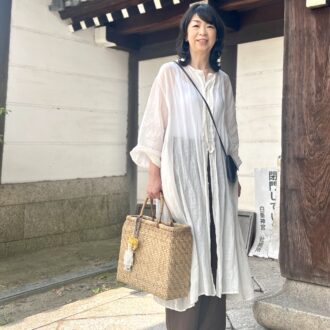 【スナップ】京都の暑い夏は透け感ある白シャツで！ 大人シアーな着こなし 