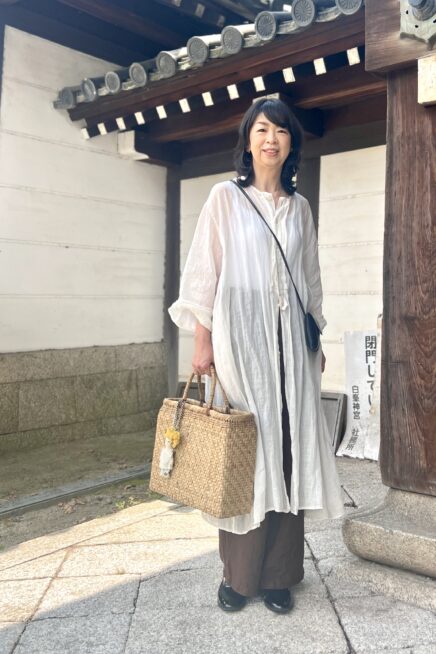 【スナップ】京都の暑い夏は透け感ある白シャツで！ 大人シアーな着こなし 