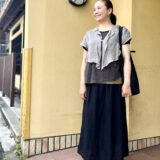 【関西スナップ】「ザ・ロウ」のスリッポンで大人度アップ！ ショート丈ブラウスで軽やかさも