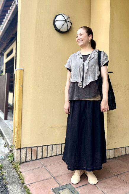 【関西スナップ】「ザ・ロウ」のスリッポンで大人度アップ！ ショート丈ブラウスで軽やかさも